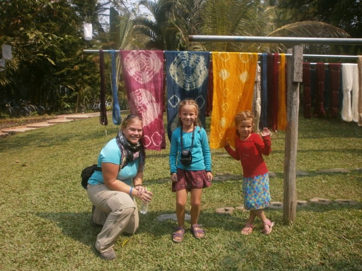 Les trois oeuvres (dont celle de la Suissesse Sonja) qui sèchent au magnifique centre Ock-Pop-Tok, avec deux fillettes plus que comblées!