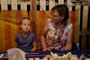 Anaïk et sa nouvelle amie Sylvie mangent au Night Market de Luang Prabang